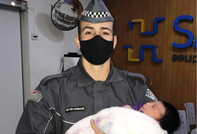 Policial militar salva a vida de recém-nascida que estava engasgada